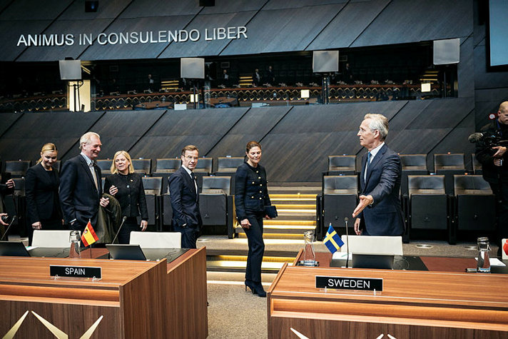 Statsminister Ulf Kristersson, H.K.H. Kronprinsessan Victoria, energi- och näringsminister Ebba Busch, ambassadör Axel Wernhoff, Socialdemokraternas partiledare Magdalena Andersson och Natos generalsekreterare Jens Stoltenberg i Natos högkvarter i Bryssel.