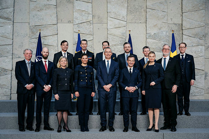 Statsminister Ulf Kristersson och Natos generalsekreterare Jens Stoltenberg tillsammans med den svenska delegationen.