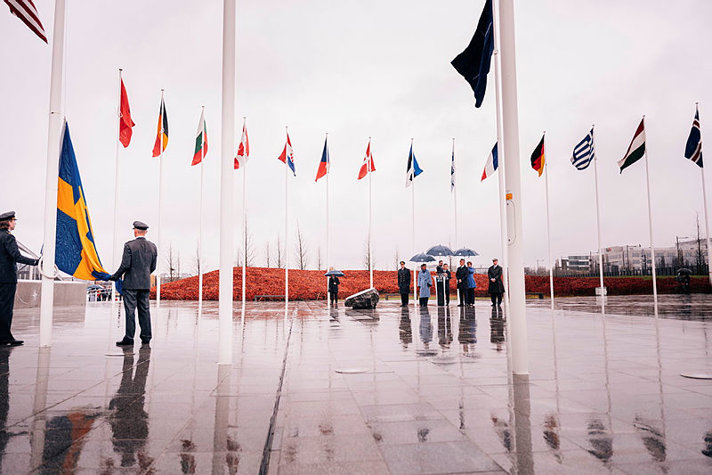 Den svenska flaggan hissas vid Natos högkvarter i Bryssel.