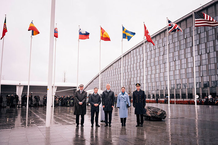 Statsminister Ulf Kristersson, H.K.H. Kronprinsessan Victoria, överbefälhavare Micael Bydén och ambassadör Axel Wernhoff utanför Natos högkvarter i Bryssel.