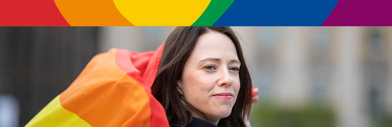 Åsa Lindhagen med prideflaggan. Åsa Lindhagen med prideflaggan.