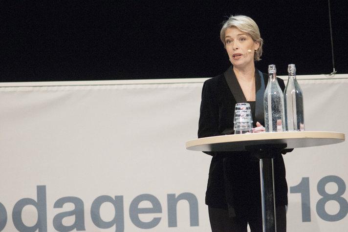 Socialminister Annika Strandhäll stpr i talarstolen och inleder e-hälsodagen