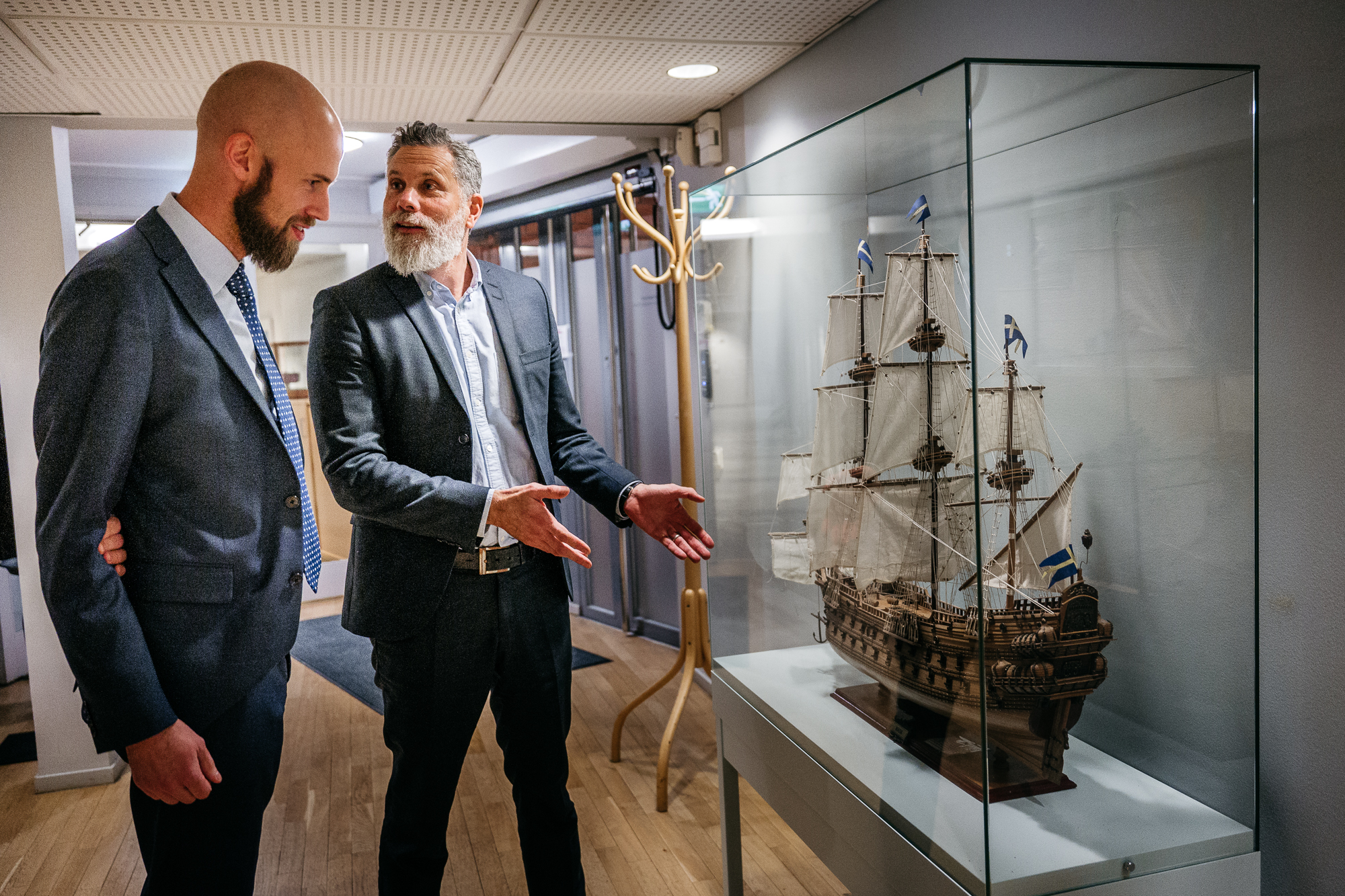 Carl-Oskar Bohlin och John Ahlberk, generaldirektör Statens haverikommission, vid en modell av regalskeppet Vasa – Sveriges kanske mest kända haveri.