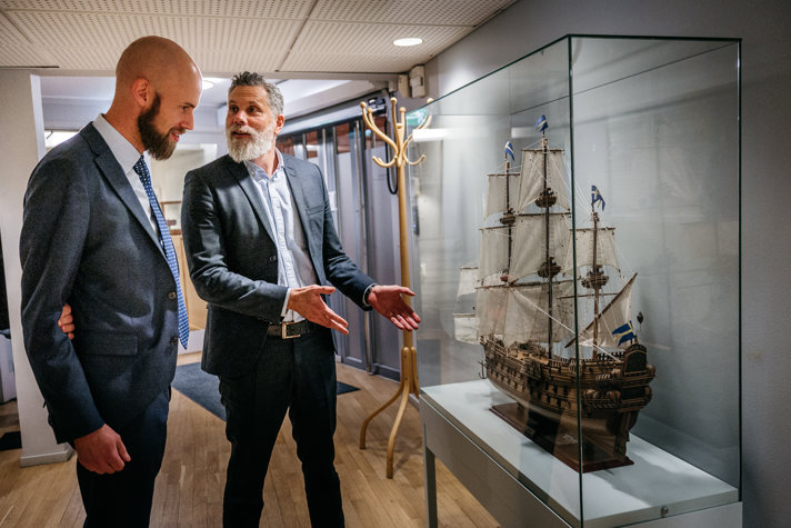 Carl-Oskar Bohlin och John Ahlberk, generaldirektör Statens haverikommission, vid en modell av regalskeppet Vasa – Sveriges kanske mest kända haveri.