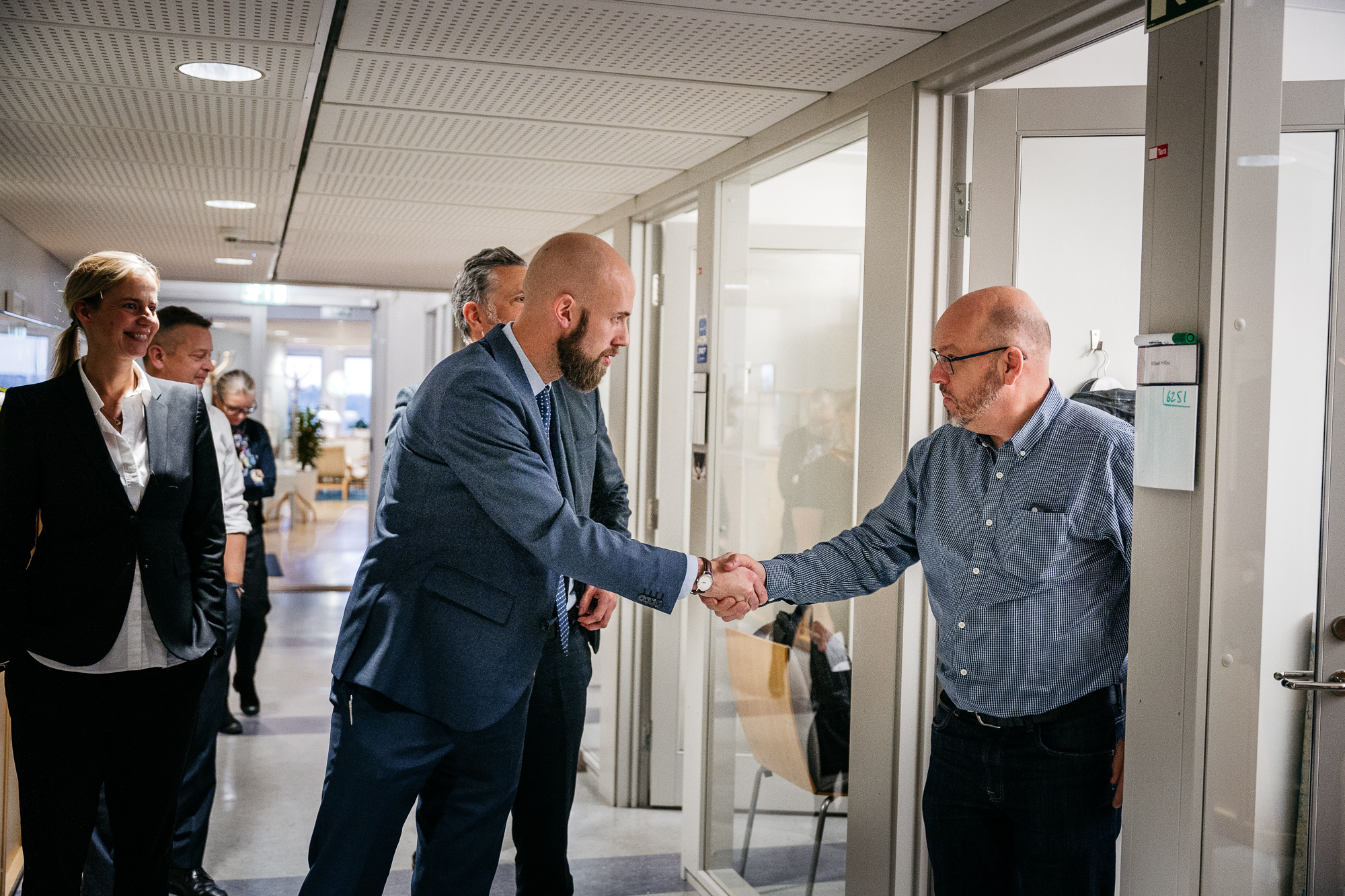 Carl-Oskar Bohlin hälsade på medarbetarna vid Statens haverikommission.