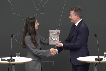 Klimat- och miljöminister Romina Pourmokhtari tar emot betänkandet från Klimatanpassningsutredningen.