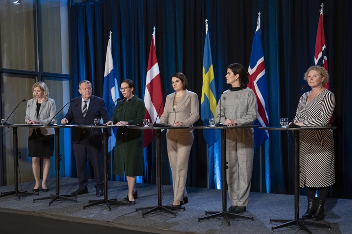 Svjatlana Tsichanouskaja och de nordiska utrikesministrarna på en scen.