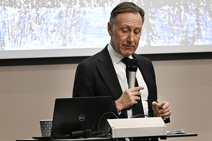 Jacke pratar i en mikrofon