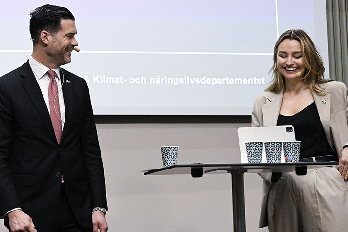 Forssell och Busch pratar framför publik