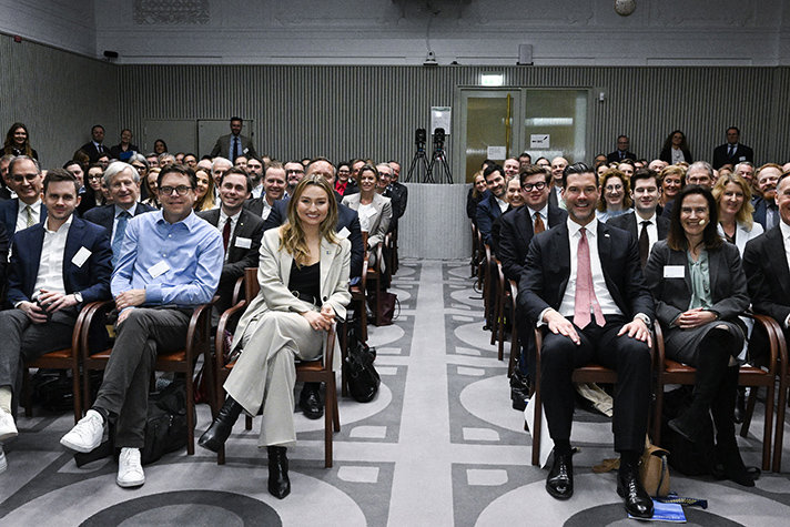 Gruppbild inomhus med Busch och Forssell i förgrunden.