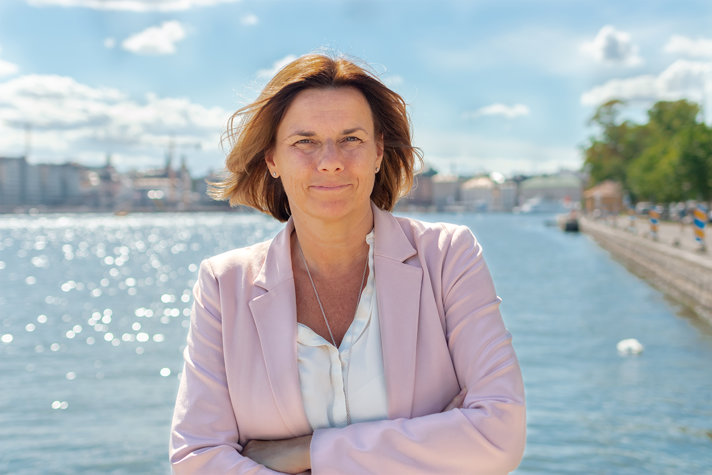Porträttbild utomhus vid vatten på Isabella Lövin.