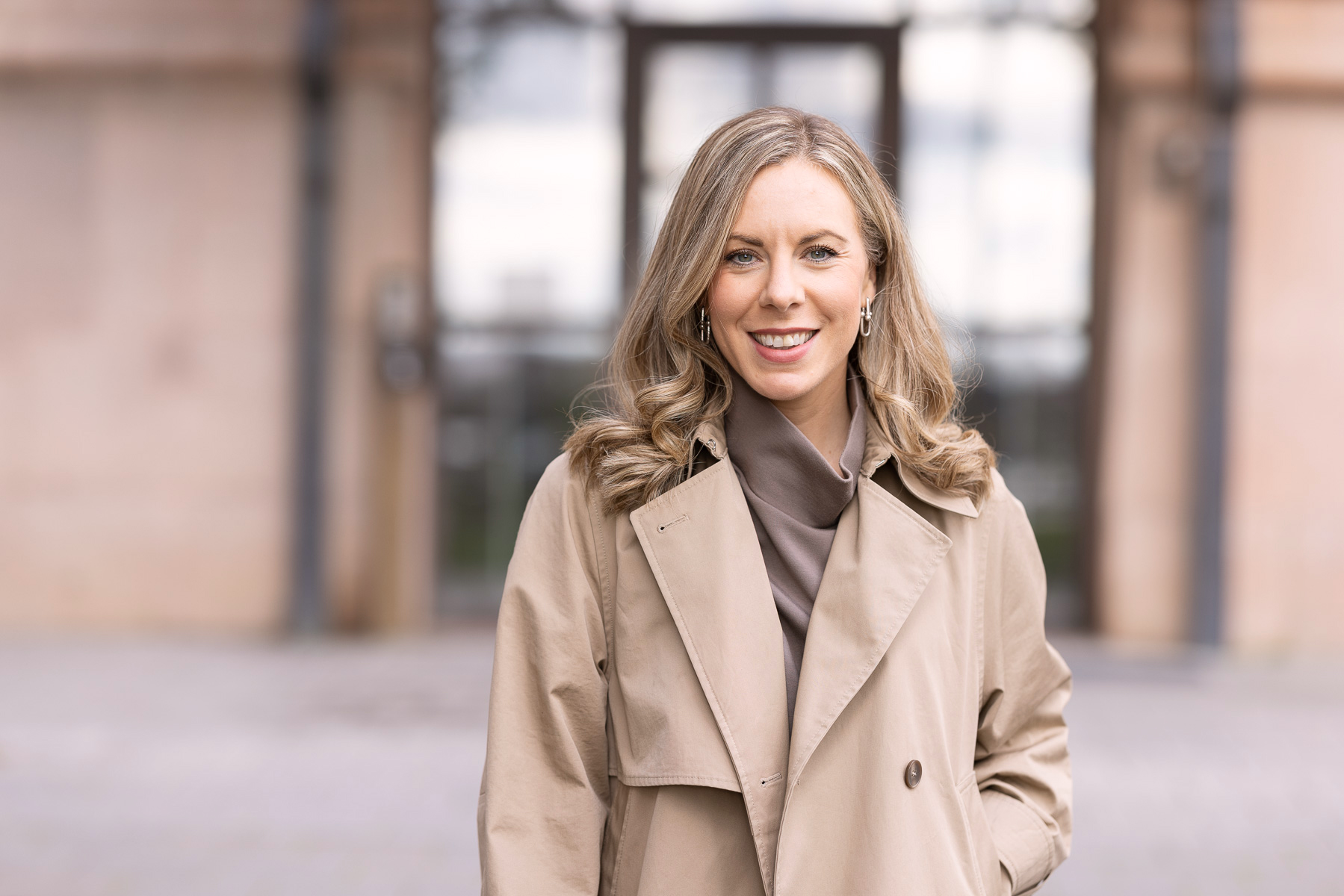 Jessica Rosencrantz fotograferad utomhus i halvfigur med suddig bakgrund, EU-minister med ansvar för nordiska frågor