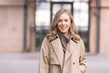 Jessica Rosencrantz fotograferad utomhus i halvfigur med suddig bakgrund, EU-minister med ansvar för nordiska frågor