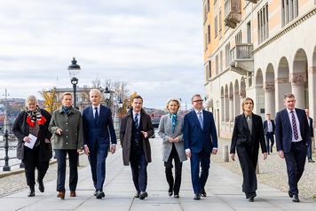 Katrin Sjögren, Mette Fredriksen, Jonas Gahr Støre, Ulf Kristersson, Ursula von der Leyen, Petteri Orpo, Kristrún Frostadóttir och Aksel V. Johannesen går bredvid varandra längs Strömgatan i Stockholm. I bakgrunden syns Rosenbad.