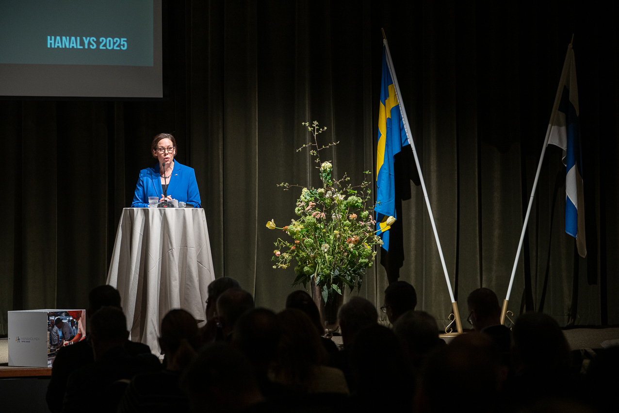 Utrikesminister Maria Malmer Stenergard talar på scen. 