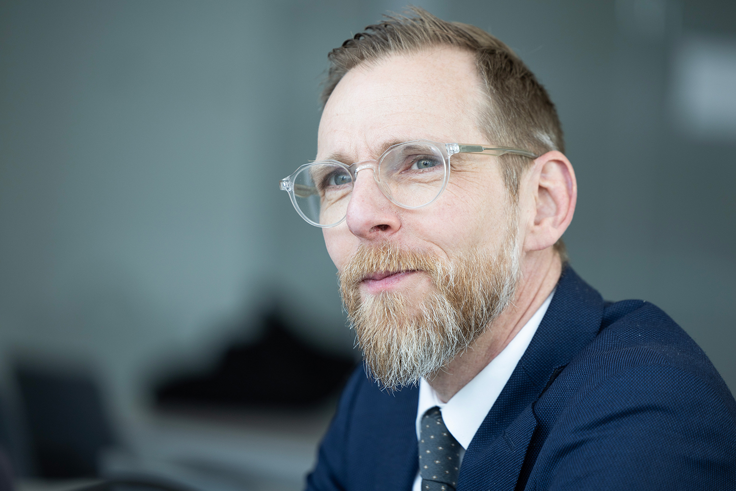 Närbild på socialminister Jakob Forssmed.