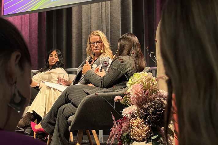 Lotta Edholm deltar i ett panelsamtal på Bokmässan.