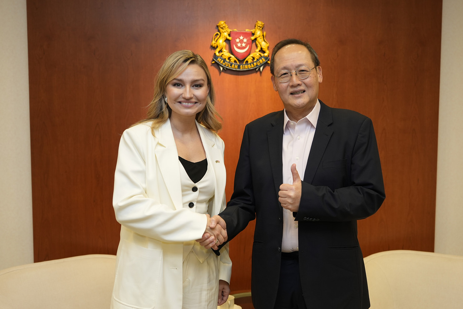 Foto på energi- och näringsminister Ebba Busch och Singapores energiminister Tan See Leng.