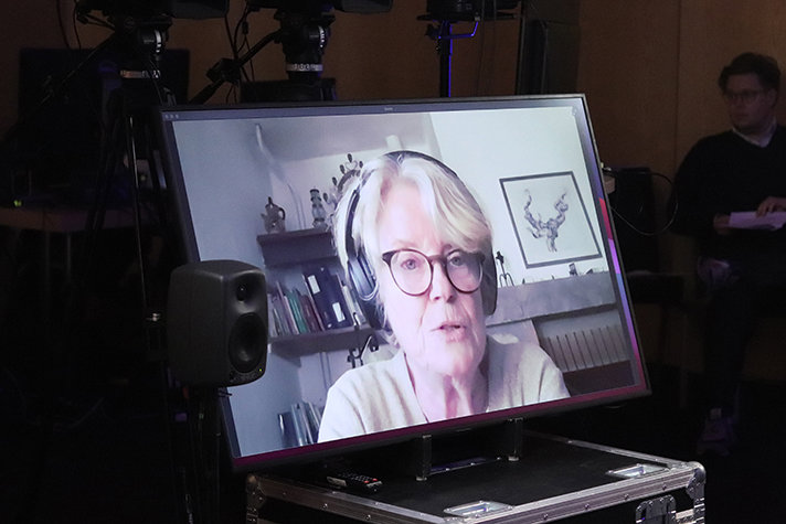 En bild på en skärm där Lise Bergh syns prata mot kameran.