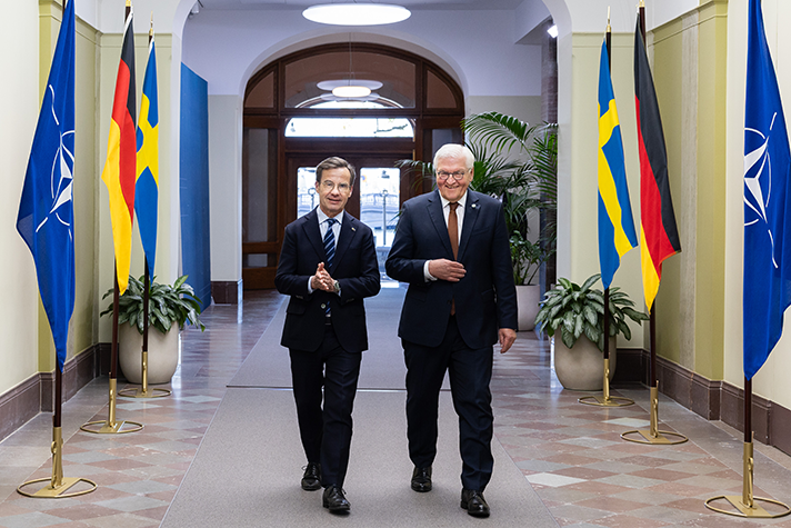 Ulf Kristersson och Frank-Walter Steinmeier går bredvid varandra i en flaggång på Rosenbad.