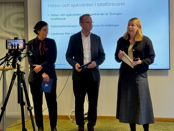 Taha Alexandersson, beredskapschef på Socialstyrelsen, sjukvårdsminister Elisabet Lann och Socialstyrelsens generaldirektör Björn Eriksson på pressträff.