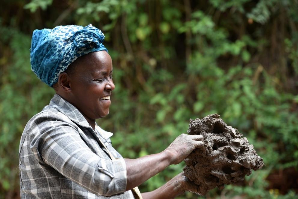Kvinna håller i klump med lera. 