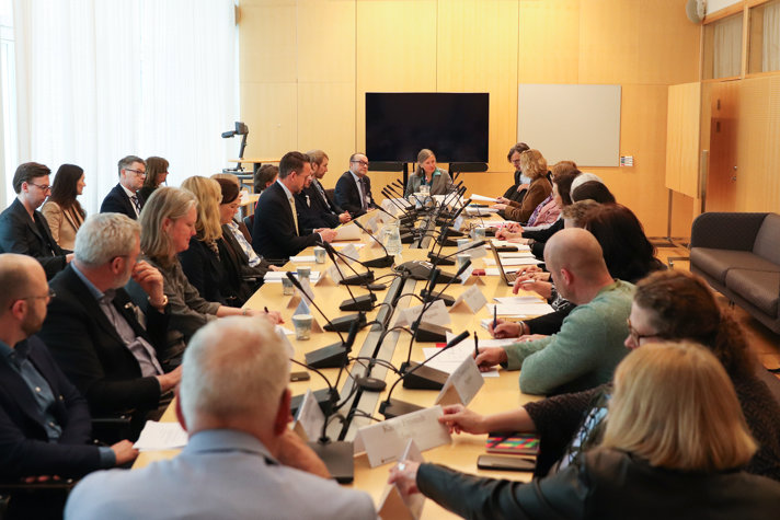 Deltagare från arbetsmarknadens parter och myndigheter på arbetsmiljöområdet.