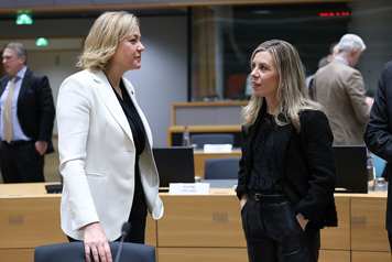 Jessica Rosencrantz samtalar i mötesrummet i Bryssel.