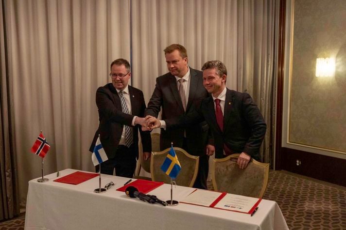 Norges försvarsminister Bjørn Arild Gram, Finlands försvarsminister Antti Kaikkonen och Sverigesförsvarsminister Pål Jonson tar varandra i hand vid undertecknandet av den gemensamma avsiktsförklaringen.