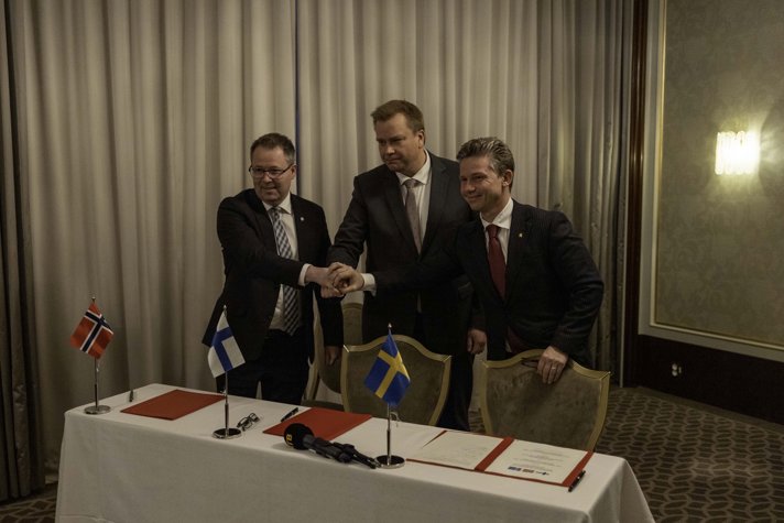 Norges försvarsminister Bjørn Arild Gram, Finlands försvarsminister Antti Kaikkonen och Sverigesförsvarsminister Pål Jonson tar varandra i hand vid undertecknandet av den gemensamma avsiktsförklaringen.