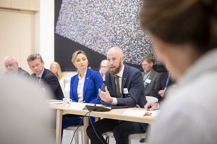 Carl-Oskar Bohlin inleder mötet.