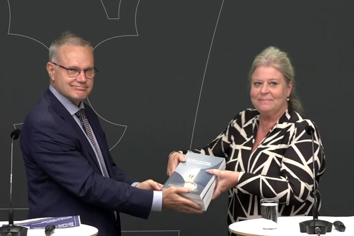 Utredare Stefan Holgersson överlämnar betänkandet till socialtjänstminister Camilla Waltersson Grönvall.