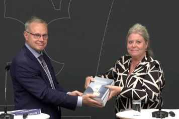 Utredare Stefan Holgersson överlämnar betänkandet till socialtjänstminister Camilla Waltersson Grönvall.