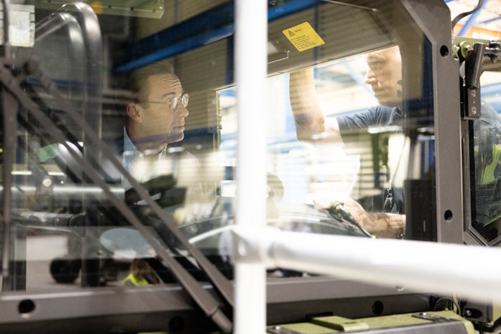 Statsminister Ulf Kristersson besökte försvarsföretaget BAE Systems Bofors i Karlskoga.