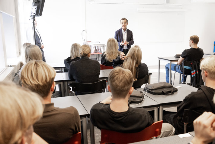 Statsministern besökte Virginska gymnasiet i Örebro och träffade elever som kombinerar studier med elitsatsning på idrott.