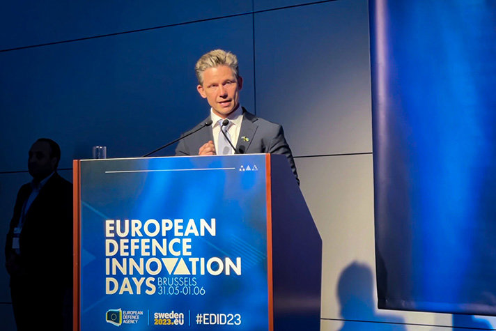 Försvarsminister Pål Jonson håller tal vid podie.