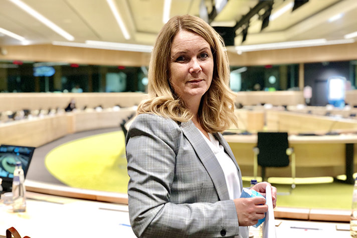 Landsbygdsminister Jennie Nilsson i mötesrummet för EU:s ministerråd för jordbruk och fiske