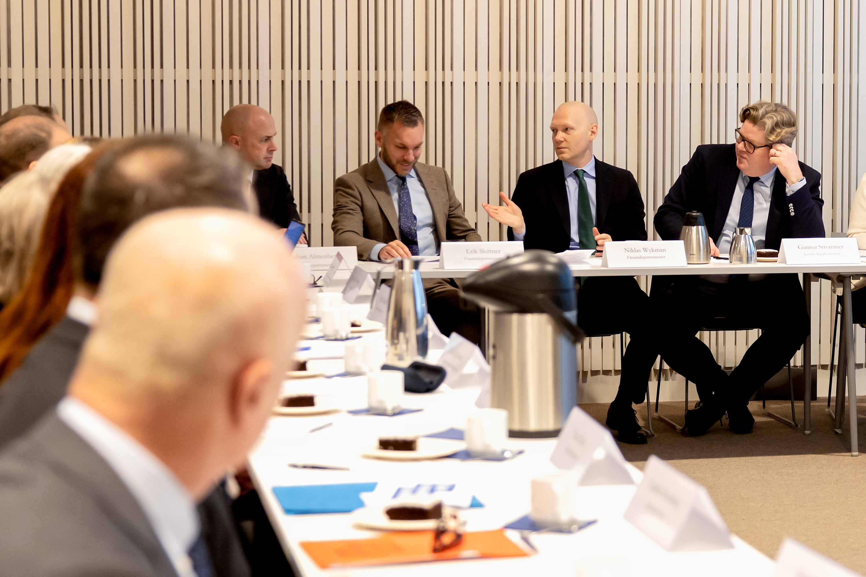 Bild över ministrar och deltagare som diskuterar.