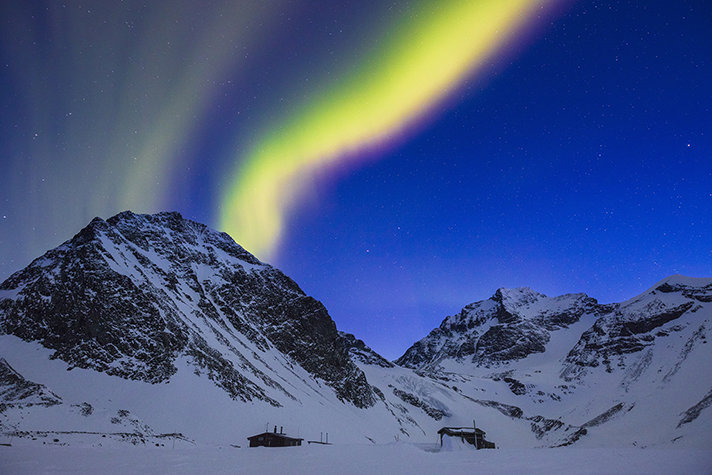 Norrsken över en klar stjärnhimmel