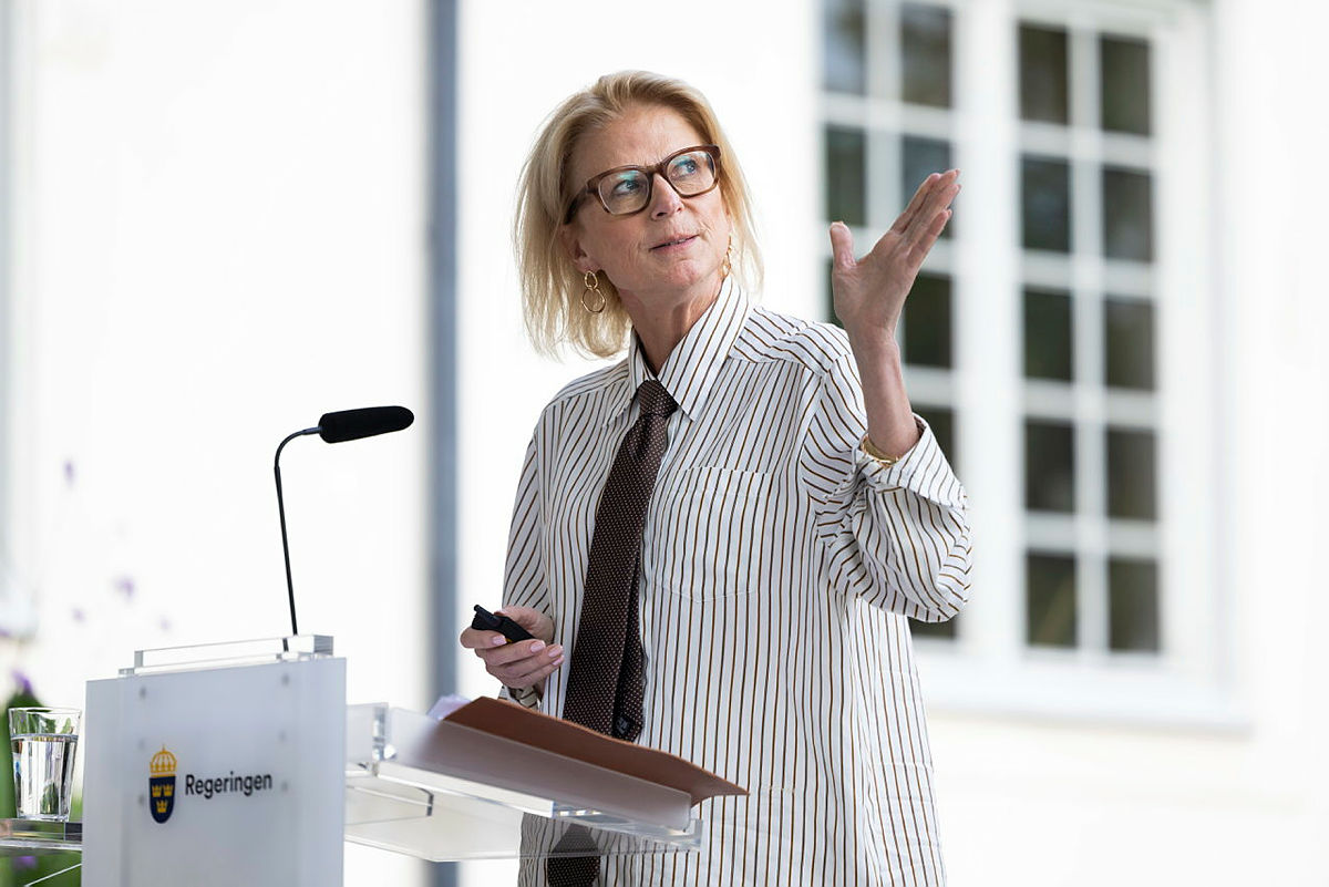 Finansminister Elisabeth Svantesson i halvfigur under presentationen.