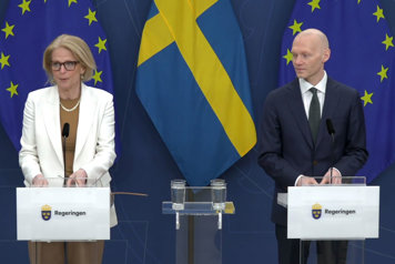 De medverkande står bakom var sin talarstol.