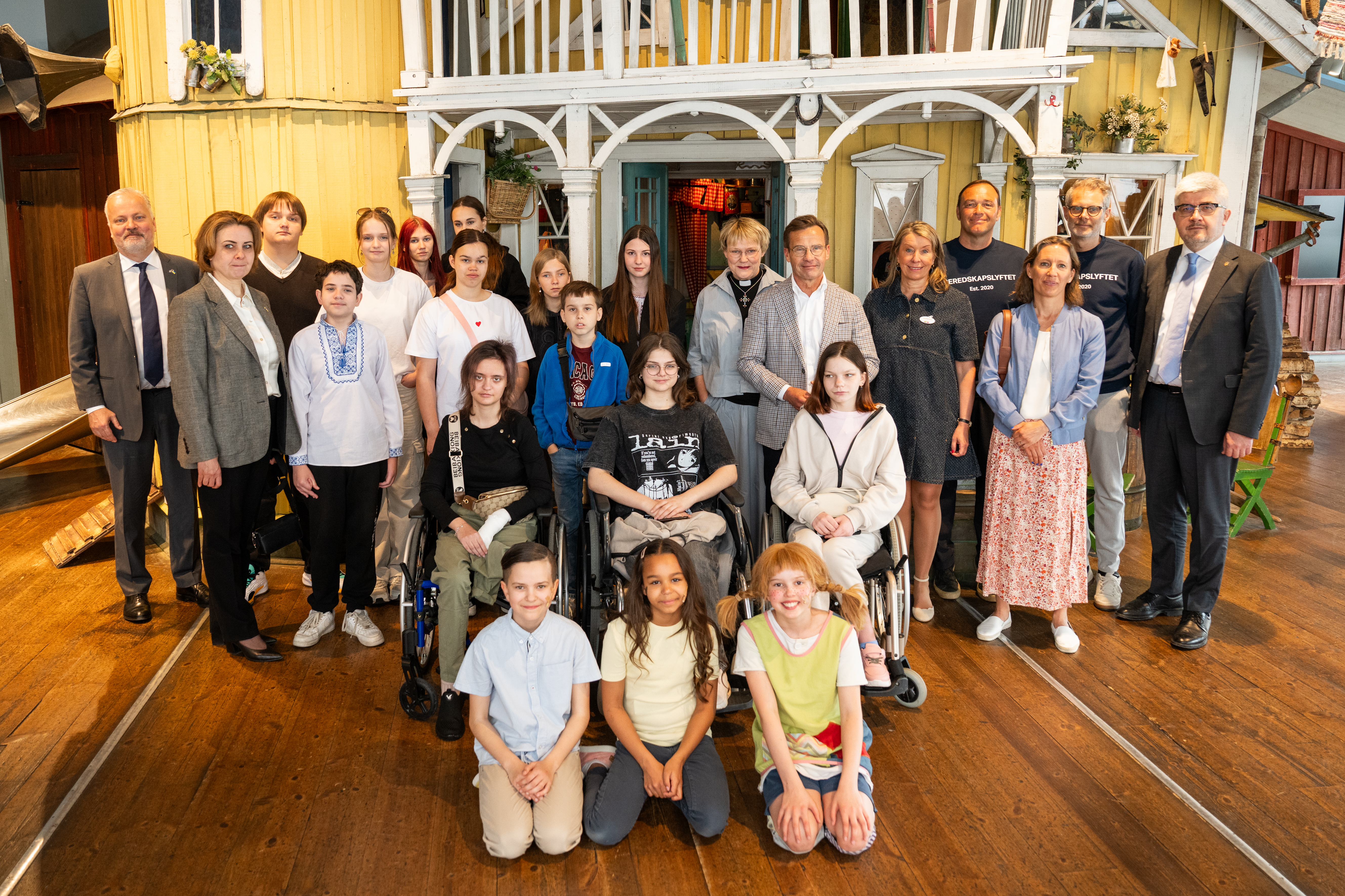 Gruppbild på statsministern tillsammans med Ukrainska barn 