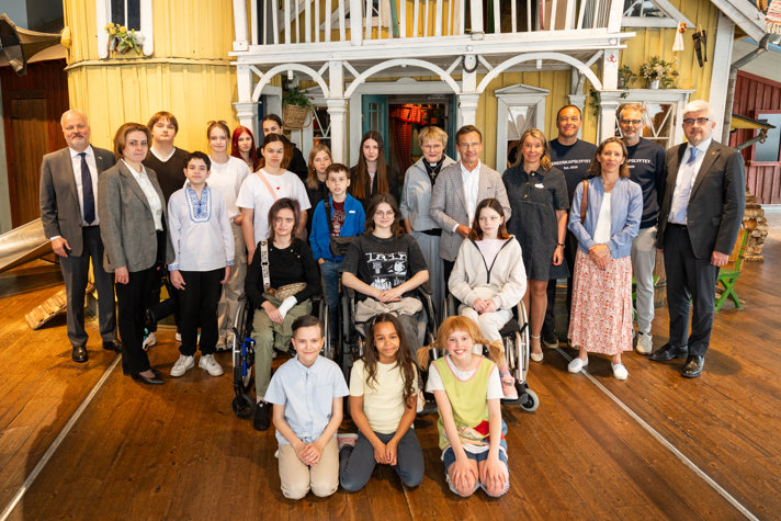 Gruppbild på statsministern tillsammans med Ukrainska barn