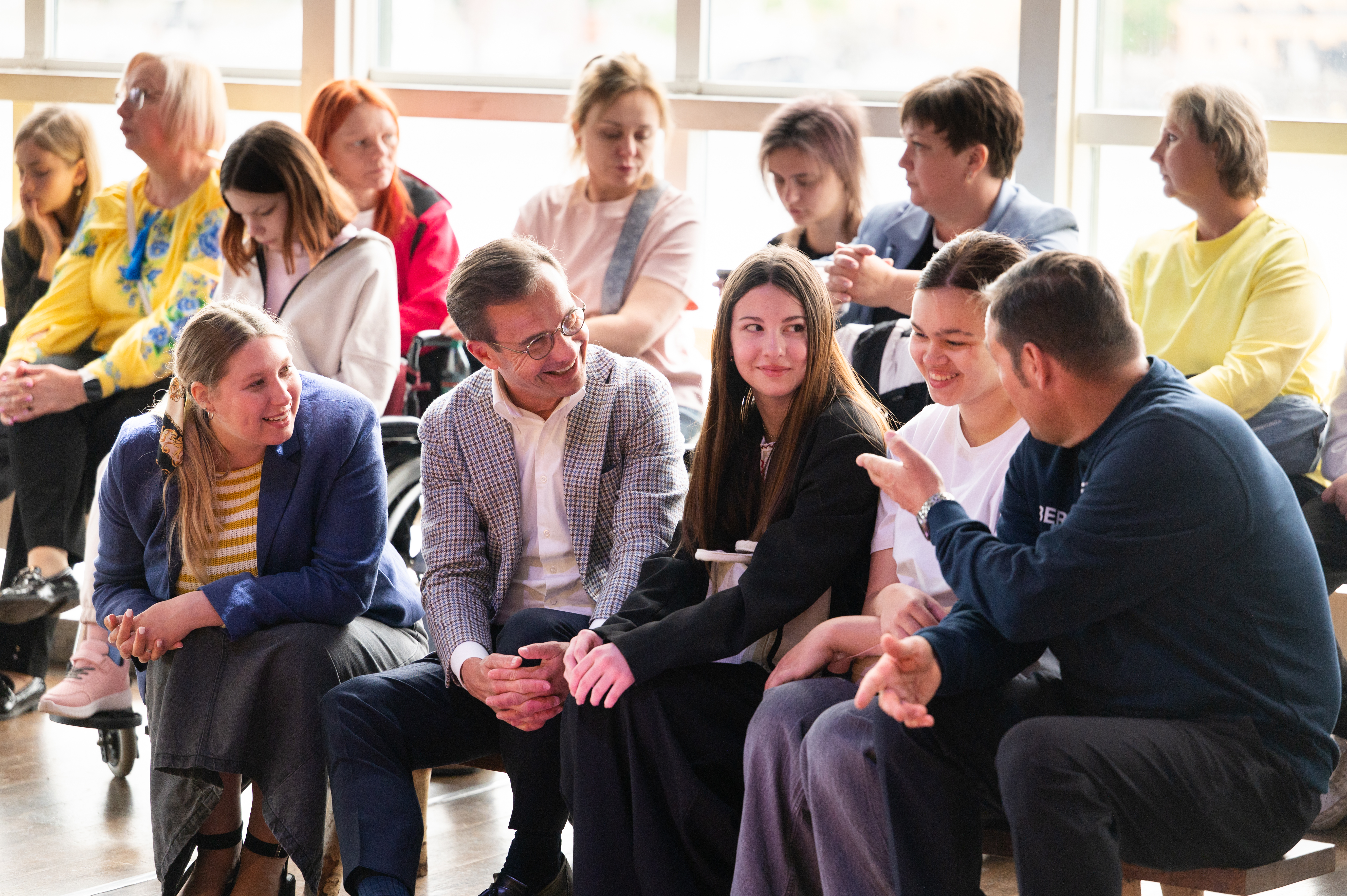 Statsministern tillsammans med Ukrainska barn