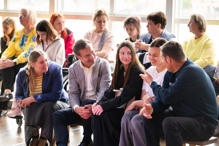 Statsministern tillsammans med Ukrainska barn