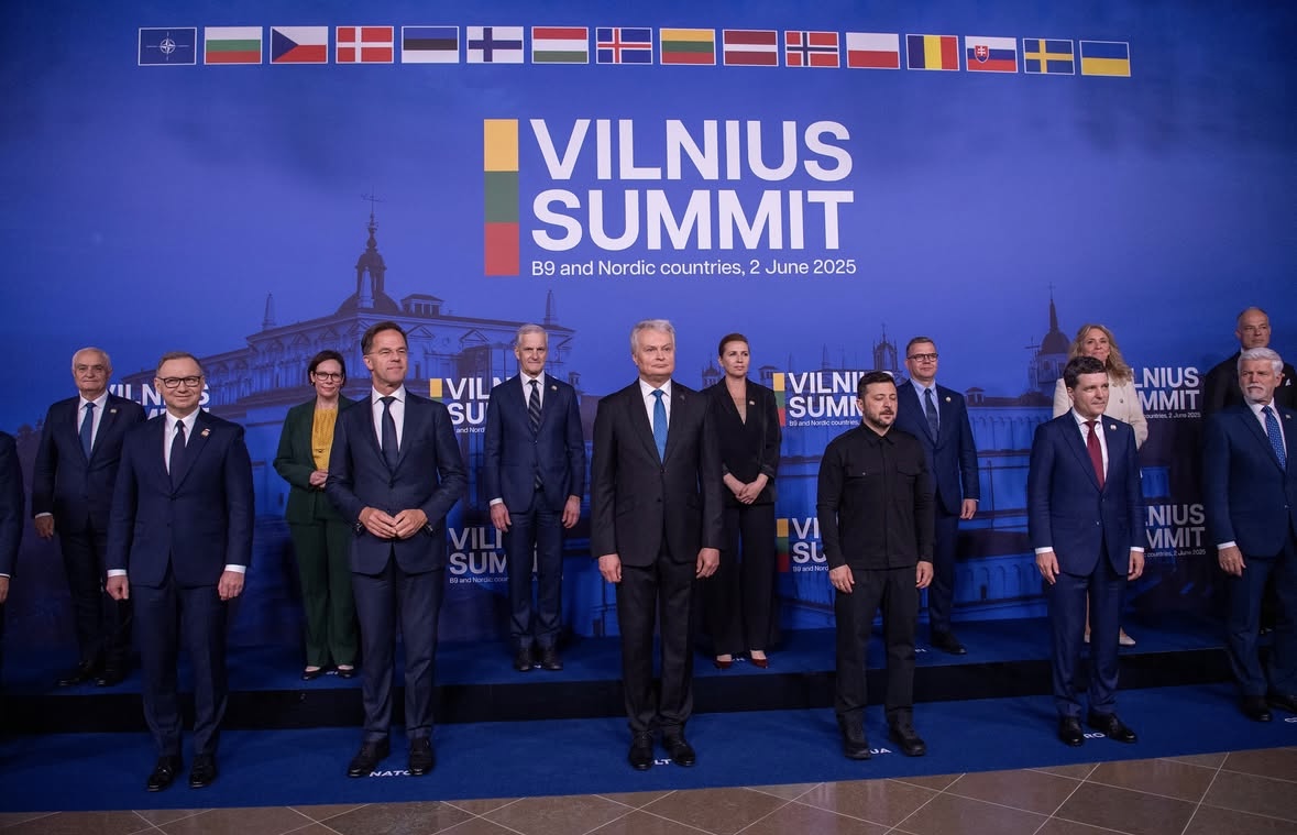 Representanterna från de deltagande länderna står upp.