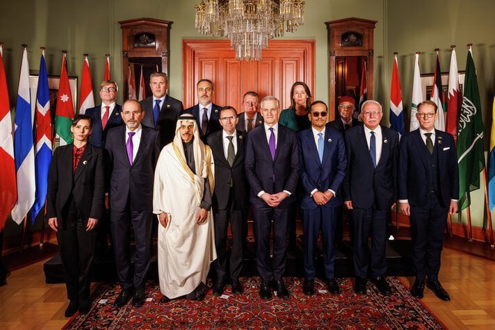 Gruppbild på utrikesministrarna från Norden, Saudiarabien, Jordanien, Palestina, Qatar, Turkiet, Nederländerna, Belgien och Luxemburg, samt generalsekreteraren för Islamiska samarbetsorganisationen. 