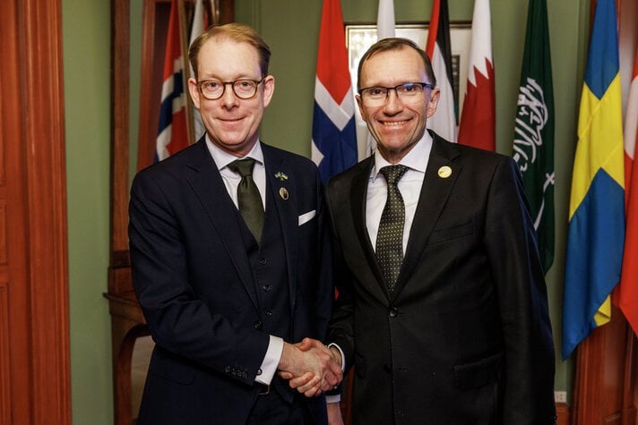 Utrikesminister Tobias Billström skakar hand med Norges utrikesminister Espen Barth Eide.