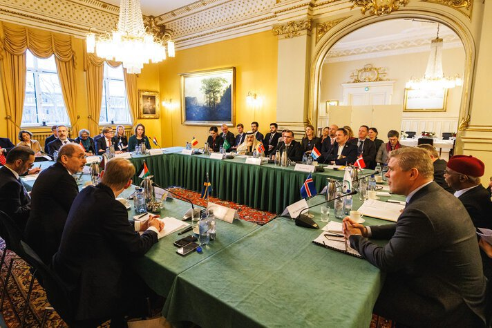 Ministrar runt ett mötesbord i Oslo. 