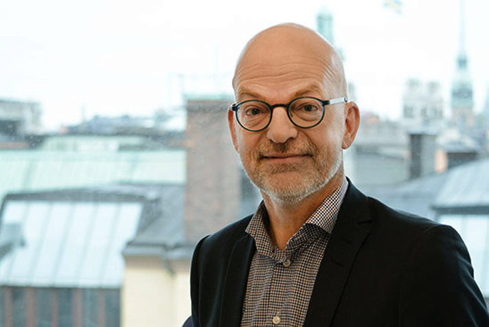 Bild på en man framför ett fönster